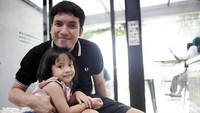 Ajaran seperti apa yang mereka pelajari? Membunuh saudara2 sebangsa saat sedang beribadah, wanita juga anak2.. teroris biadab!, tulis Desta. Foto: Hanif Hawari/detikHOT