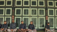 Para abdi dalem sedang bersiap untuk acara kenaikan tahta Sri Sultan. Upacara ini didahului pawai abdi dalem menyiapkan uba rampe atau sesaji untuk disemayamkan di Gedhong Prabayeksa (Pradita Utama/detikTravel)