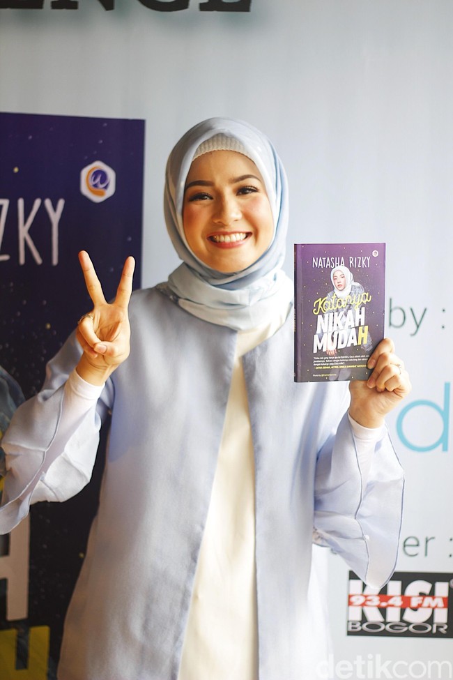 Natasha Rizky pun berencana mengeluarkan scarf dengan tema K-Drama untuk koleksi Alur Cerita berikutnya. Kecintaannya terhadap Korea terlihat jelas dari karya-karyanya ini. Foto: Silmia Putri/Wolipop