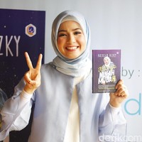 Natasha Rizky pun berencana mengeluarkan scarf dengan tema K-Drama untuk koleksi Alur Cerita berikutnya. Kecintaannya terhadap Korea terlihat jelas dari karya-karyanya ini. Foto: Silmia Putri/Wolipop