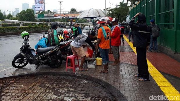 Driver ojek online mulai berdatangan ke gedung DPR, Senin (23/4/2018)