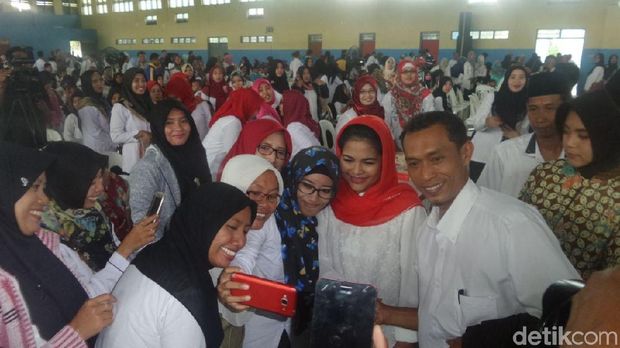 Puti Guntur Teken Komitmen dengan Guru Tidak Tetap di Lamongan
