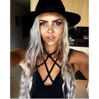 Aku sempat depresi dan sangat kesulitan di SMA. Aku tidak punya tujuan apapun atau melihat masa depan untukku sendiri. Aku mencoba sekolah kecantikan karena temanku melakukannya tapi itu benar-benar tidak membuatku lebih bahagia. Saat itu aku mulai menggantikan pekerjaan kasar untuk ayahku, tuturnya. Foto: Instagram Aimee Stanton