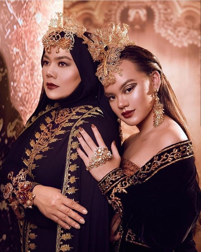 Ibu-anak yang sedang jadi sorotan, Sarita Abdul Mukti dan Shafa Harris, mewakili riasan wajah ala wanita Jawa. Makeup nuansa cokelat memberi kesan elegan sekaligus misterius. Keduanya cantik di tangan makeup artist Obby Makeup. Foto: Instagram/@maccosmetics