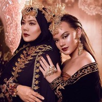 Ibu-anak yang sedang jadi sorotan, Sarita Abdul Mukti dan Shafa Harris, mewakili riasan wajah ala wanita Jawa. Makeup nuansa cokelat memberi kesan elegan sekaligus misterius. Keduanya cantik di tangan makeup artist Obby Makeup. Foto: Instagram/@maccosmetics
