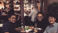 Dimas Anggara Moeharyoso atau Dimas Anggara merupakan seorang aktor sekalugus model. Ia dikenal memiliki gaya santai dan keren, termasuk ketika sedang makan. Foto: Instagram @dimsanggara