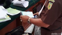 Dalam perkara ini, Andhika, Anniesa, dan Kiki Hasibuan didakwa melakukan penipuan atau penggelapan terkait perjalanan umrah dan melakukan tindak pidana pencucian uang dengan pembelian aset menggunakan uang setoran calon jemaah.