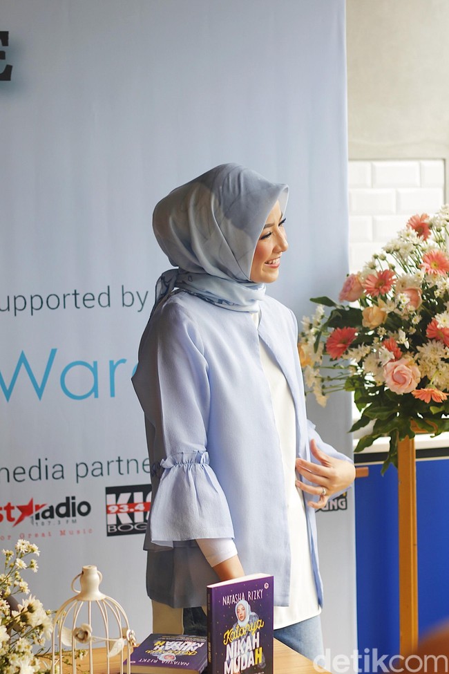 Hari itu, Natasha Rizky tampil cantik dengan balutan busana serba biru. Tema pakaian hari itu cukup kasual. Ia memilih atasan, outer berlengan lonceng, scarf motif, celana jeans, dan sepatu sneakers. Foto: Silmia Putri/Wolipop