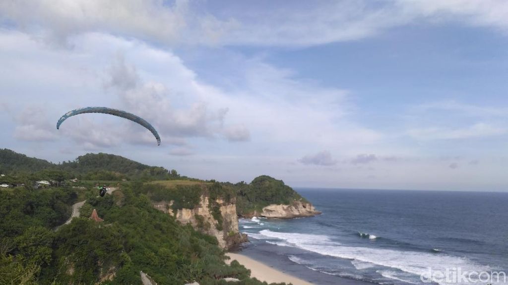 Coba Sensasi Paralayang di Atas Pantai Pacitan, Siapa Berani? Coba Sensasi Paralayang di Atas Pantai Pacitan, Siapa Berani?