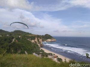 Coba Sensasi Paralayang di Atas Pantai Pacitan, Siapa Berani?