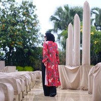 Kardigan panjang motif floral akan membuat pakaian serba hitam lebih semarak. Foto: Instagram/@queen_saritaabdulmukti