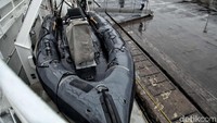 Pada sisi kapal terdapat sekoci atauy perahu penyelamat.