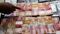 Polisi juga menunjukkan uang yang diamankan dari para pelaku.