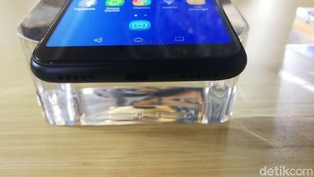 Di sektor dapur pacu, ponsel ini dipersenjatai dengan prosesor octa core Snapdragon 430 1,4 GHz dan RAM 3 GB.  Tersemat pula ROM 32 GB yang dilengkapi slot microSD up to 256 GB.  Foto: Muhammad Alif Goenawan/detikINET