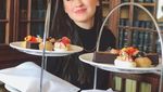 Pose Cantik dan Seksi Kimberly Ryder Saat Makan Pastry hingga Crepes