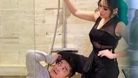 Gaya kocak di bawah shower yang tak menyala airnya. Foto: Instagram/diaryfashionstyle