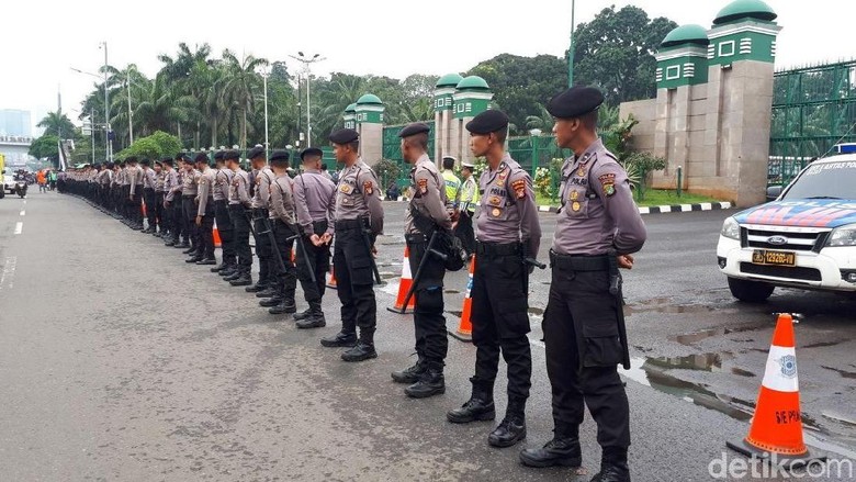 Polisi Mulai Berbaris di Depan Gedung DPR Amankan Demo Ojol Polisi Mulai Berbaris di Depan Gedung DPR Amankan Demo Ojol