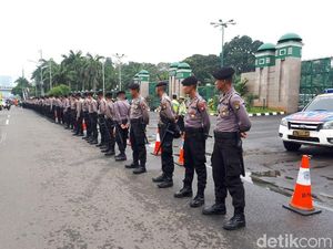 Polisi Mulai Berbaris di Depan Gedung DPR Amankan Demo Ojol