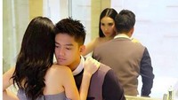Ayu Ting Ting dan Boy William melakukan sesi foto di kamar mandi belum lama ini. Foto: Instagram/diaryfashionstyle