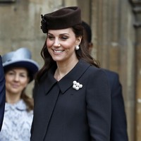 Ketika merayakan Paskah tahun ini di St. Georges Chapel, Kate Middleton memakai lagi coat coklat tua yang pernah ia pakai tahun 2015 silam. Foto: Dok. Getty Images
