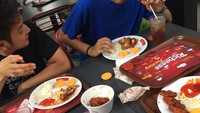 Wah! Ternyata si ganteng Dimas juga suka lho dengan ayam berbumbu pedas dari Richeese Factory. Foto: Instagram @dimsanggara