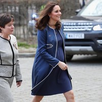 Biru rasanya menjadi andalan Kate Middleton di kehamilan ketiga. Kali ini ia mengenakan dress dan coat dari Jenny Packham. Foto: Dok. Getty Images