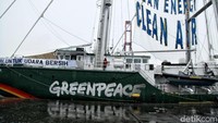 Kehadiran Rainbow Warrior di Jakarta mendorong pemerintah mengatasi permasalahan lingkungan perkotaan secara tuntas seperti polusi udara industri, kendaraan dan timbunan sampah.