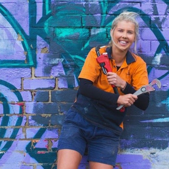 Meski begitu, Aimee justru mengaku bersyukur akan pekerjaannya. Tapi aku pikir ini sebuah berkah. Kamu harus bekerja keras untuk membuktikan dirimu sendiri dan mau mengotori tanganmu, tambah Aimee. Foto: Instagram Aimee Stanton