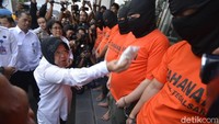 Ayo minum-minum obat ini. Kalau obat ini, dimakan oleh anak kamu yo opo? He jawaben, ujar Risma/Foto: Deni Prasetyo Utomo