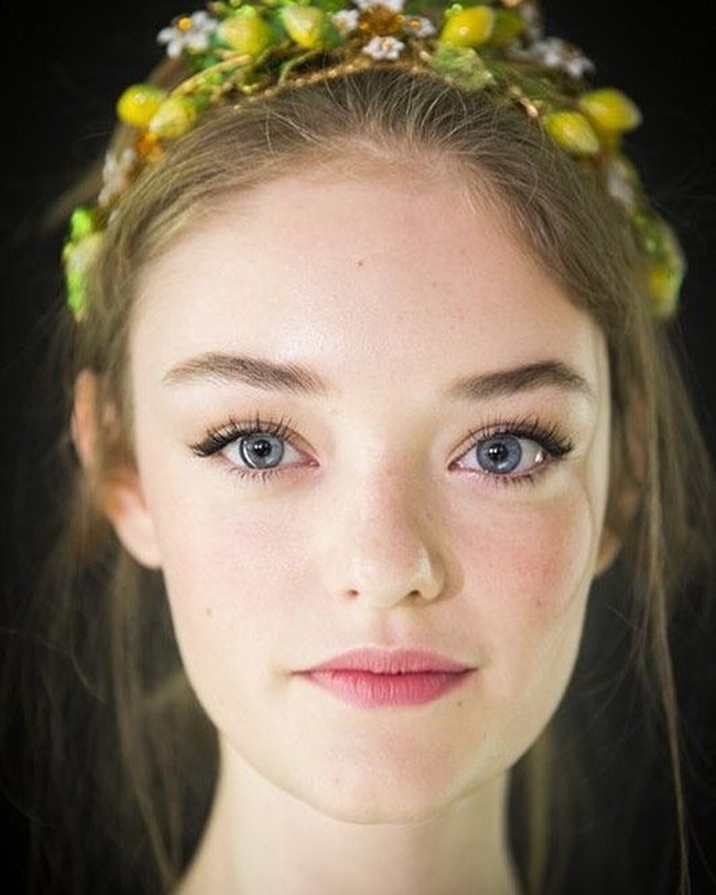 Punya wajah cantik seperti boneka membuat Willow Hand menjadi salah satu model paling dicari sekarang. Kecantikan model 18 tahun ini dikatakan unik karena mirip putri dalam film Disney. Willow pun telah bekerja untuk brand-brand terkenal, seperti Prada, Valentino, Chanel, Dolce & Gabbana, hingga Alexander McQueen. Foto: Instagram