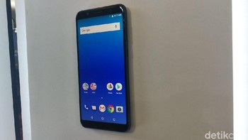 Ponsel ini mengusung layar 6 inch dengan aspek rasio 18:9 dan resolusi Full HD+. Foto: Muhammad Alif Goenawan/detikINET