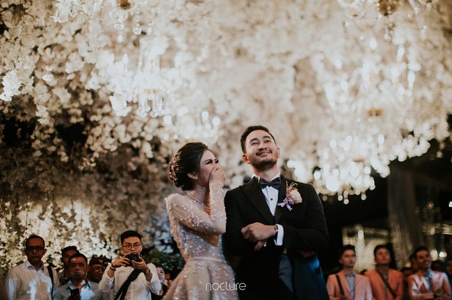 Gaun pengantin tak harus putih agar masuk dengan dekorasi. Justru gaun nuansa champagne berhias beads yang dipakai Syahnaz, membuat ia tampil mencuri atensi. Foto: Dok. Instagram/Nocture
