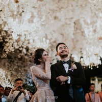 Gaun pengantin tak harus putih agar masuk dengan dekorasi. Justru gaun nuansa champagne berhias beads yang dipakai Syahnaz, membuat ia tampil mencuri atensi. Foto: Dok. Instagram/Nocture