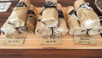 Jika lapar, Palladium menyajikan beragam menu sandwhich baguette yang mengenyangkan dan bisa dihangatkan. Ada chicken baguette, ribeye baguette, dan smoked salmon baguette. Foto: Shin Hailey