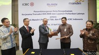 Penandatanganan nota kesepahaman itu disaksikan Wadirut Bank Mandiri Sulaiman A Arianto (kanan), President Director Bank ICBC Indonesia Zhang JinXing (kedua kiri) dan Direktur ICBC Indonesia Thomas Arifin (kiri) di Jakarta Senin (23/4/2018).