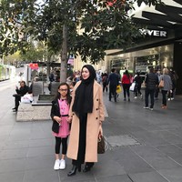 Gaya Parisian Chic ala Sarita, pakai coat warna camel dipadu celana panjang hitam dan boots. Foto: Instagram/@queen_saritaabdulmukti