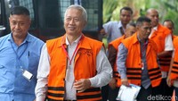 Mantan Direktur Jenderal Perhubungan Laut Kemenhub Antonius Tonny Budiono bersiap menjalani pemeriksaan di gedung KPK Jakarta, Senin (23/4).