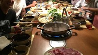 Hangatnya shabu-shabu jadi menu pilihan Dimas dan sahabat ketika makan malam bersama. Tak lupa irisan daging dipadukan dengan sayuran segar! Foto: Instagram @dimsanggara