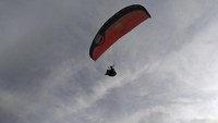 Spot Pantai Buyutan sangat menantang. Area take off langsung berhadapan dengan Samudera Hindia, landingnya berupa hamparan pasir yang nyaman (Purwo S/detikTravel)
