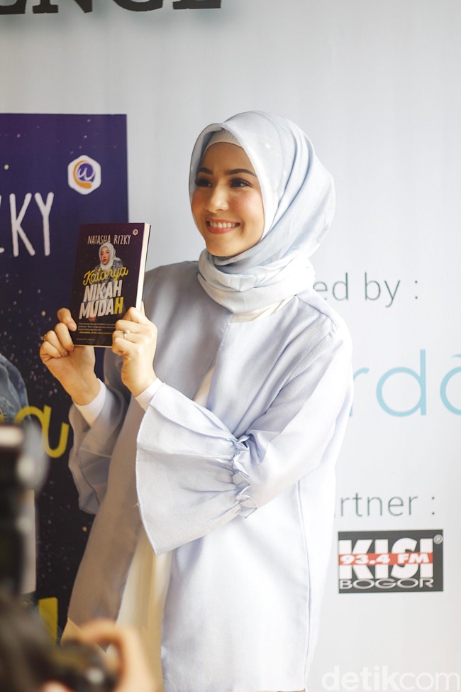 Soal berbusana, Natasha Rizky mengaku lebih senang yang praktis saja, apalagi ia sudah punya dua anak. Baginya yang penting berbusana sesuai usia. Foto: Silmia Putri/Wolipop