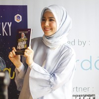 Soal berbusana, Natasha Rizky mengaku lebih senang yang praktis saja, apalagi ia sudah punya dua anak. Baginya yang penting berbusana sesuai usia. Foto: Silmia Putri/Wolipop