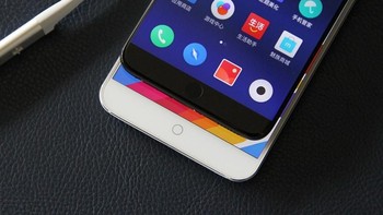 Kamera ganda ditempatkan di bagian belakang ponsel ini. Ukurannya 12 MP dan 20 MP.  Foto: Sina Mobile