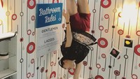 Begini gaya gokil Melinda saat di wahana Upside Down World, Bali. (melindalfred/Instagram)