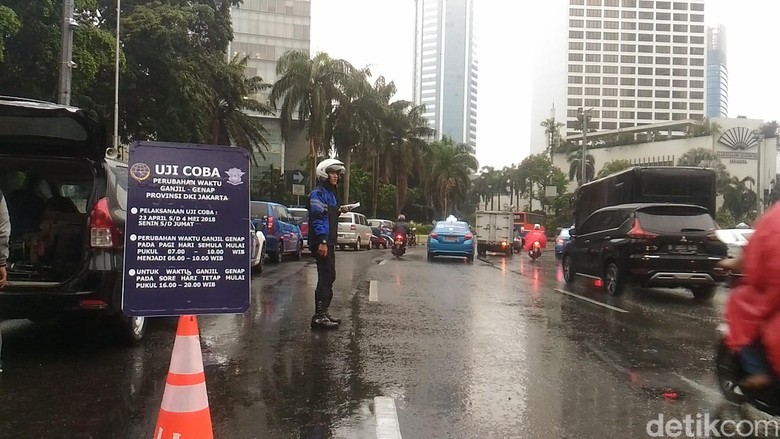 Jam Genap-Ganjil Maju, Mobil Tak Sesuai Aturan Masih Ada Melintas Jam Genap-Ganjil Maju, Mobil Tak Sesuai Aturan Masih Ada Melintas