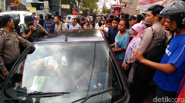Belum diketahui penyebab dua orang tersebut pingsan