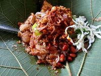 Lontong sambel dengan paduan lontong enak.