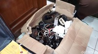 Barang-barang yang dibawa jaksa untuk sidang First Travel.