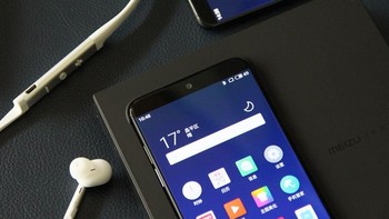 Meizu 15 Plus punya layar AMOLED berukuran 5,95 inch dengan resolusi QHD. Foto: Sina Mobile