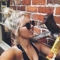 Menjalani pekerjaan yang butuh kekuatan fisik, Aimee pun mengaku pernah mengalami insiden. Ia sempat jatuh dari atap, pernah tersangkut, hingga tali bra yang menyangkut di tempat kabel. Foto: Instagram Aimee Stanton