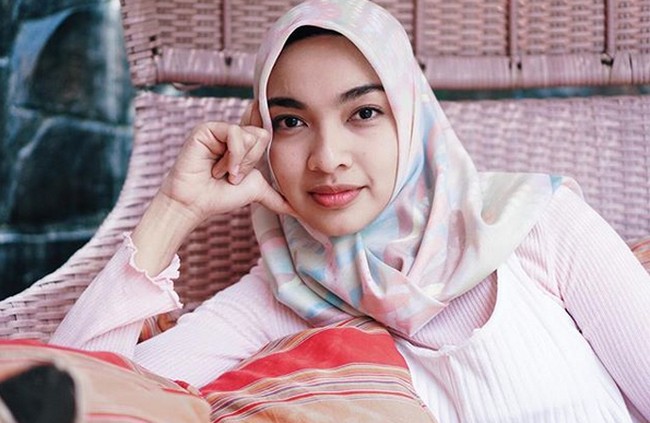 Wanita cantik nan eksotis Tika Bravani memutuskan untuk berhijab setelah pulang umrah awal Maret 2018. Meski berhijab, Tika tetap eksis berakting di sejumlah sinetron. Foto: Dok. Instagram/tikabravani